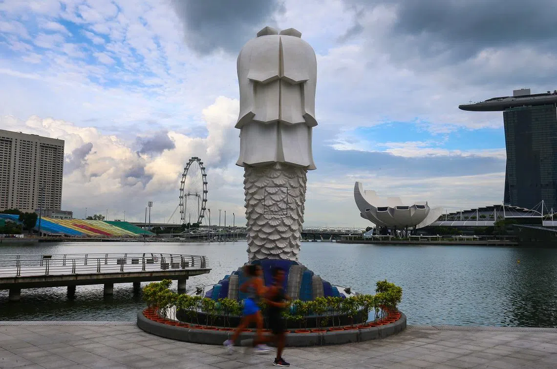 少了慕名而来摆pose旅客的鱼尾狮公园。（联合晚报）