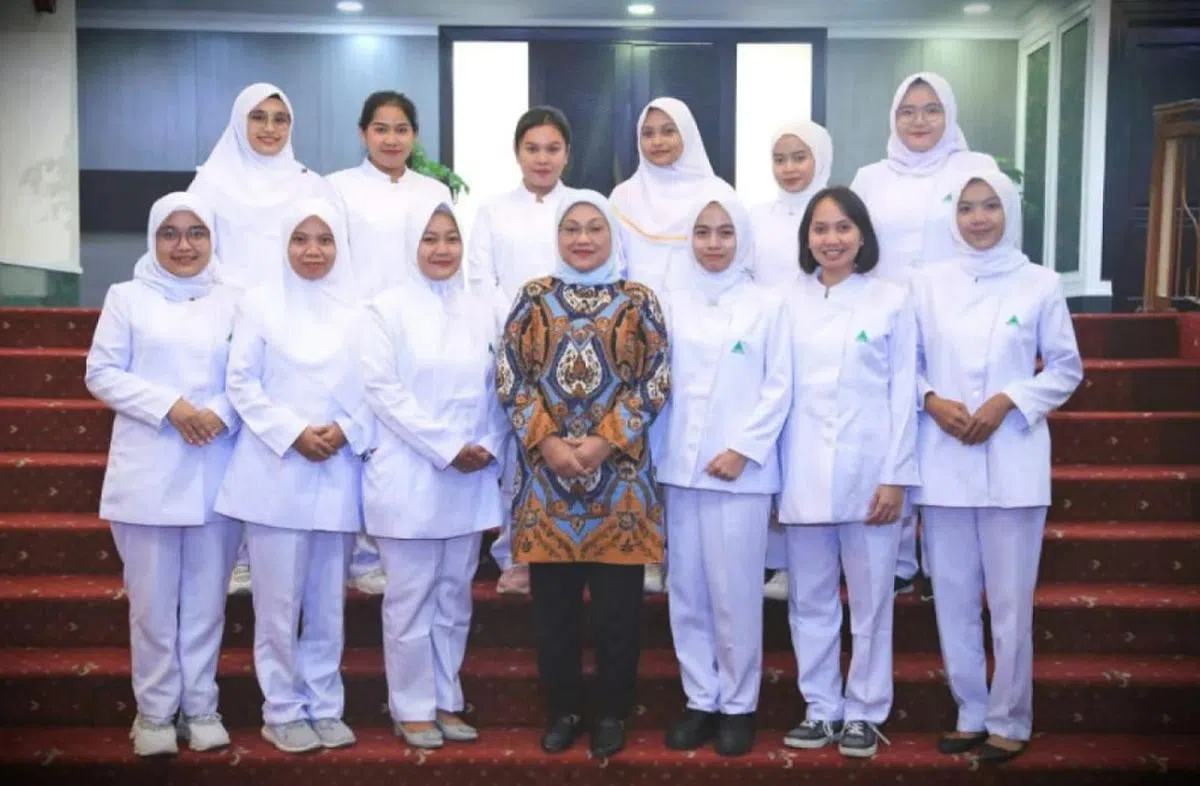 首批飞往新加坡工作的印尼护士，由印尼人力部长Ida Fauziyah（前排中）亲自送行！（Antara）