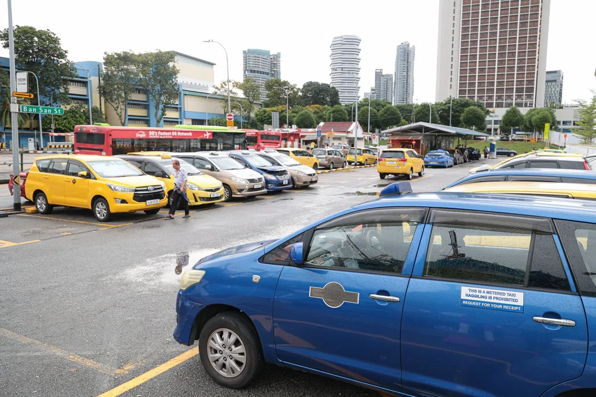 万山街德士站。