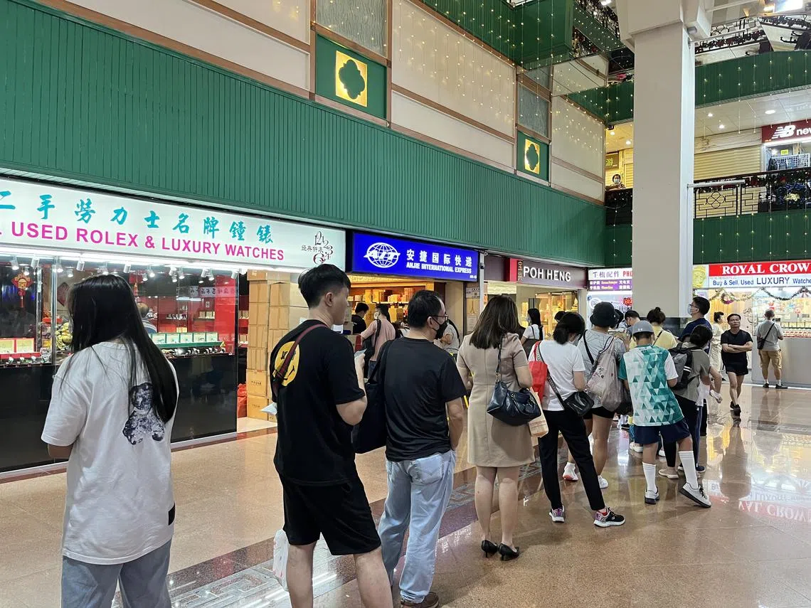 本地的中国游子在珍珠坊的物流公司排队，准备把班纳杜等药品寄回老家。（新明日报）