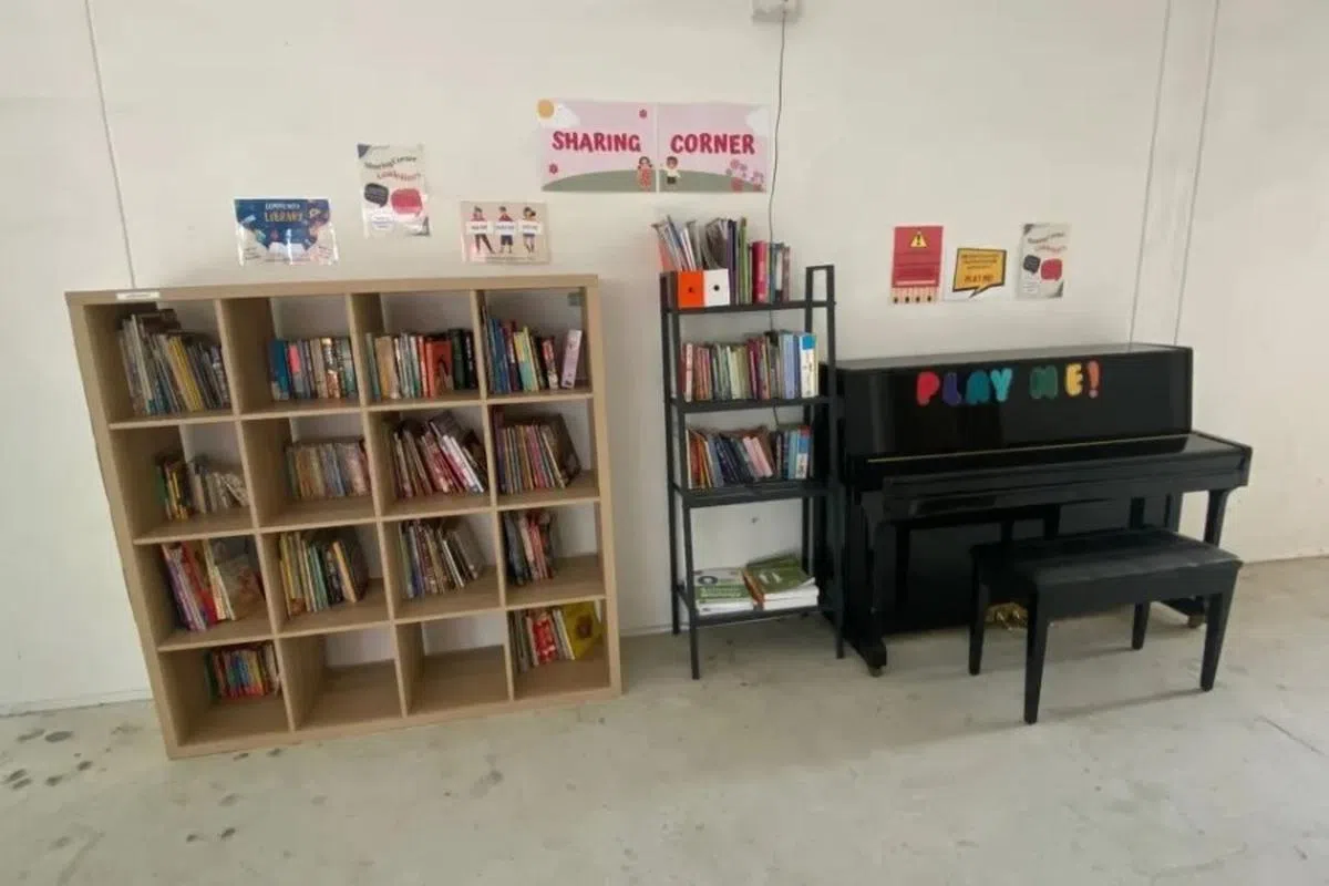 位于义顺环路大牌107座组屋楼下的钢琴。（thepiano.sg）