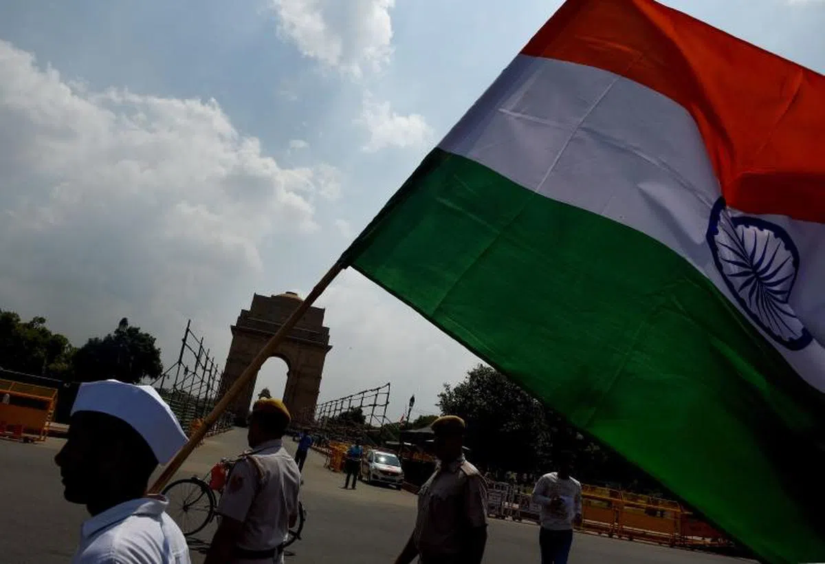  印度门（India Gate）前飞过一面印度国旗。（法新社） 