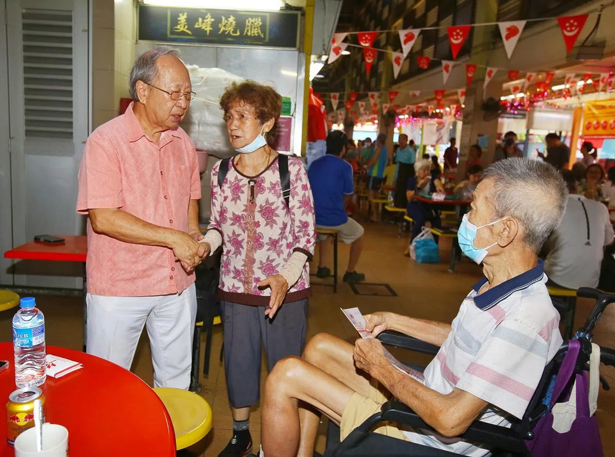 陈清木上周走访西海岸巴刹，与居民互动交流。（联合早报）
