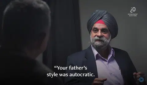 殷吉星在视频专访中说，他曾经跟李显龙总理直言不讳：“你父亲的领导方式是专制的，吴作栋是协商式，他在做决定前一定会先咨询他人。你的风格则是分散式（distributed），我告诉总理你必须管得更紧，毕竟不是每个人都跟你一样出色，不如结合吴作栋和李光耀的作风，取长补短。”（视频截图）