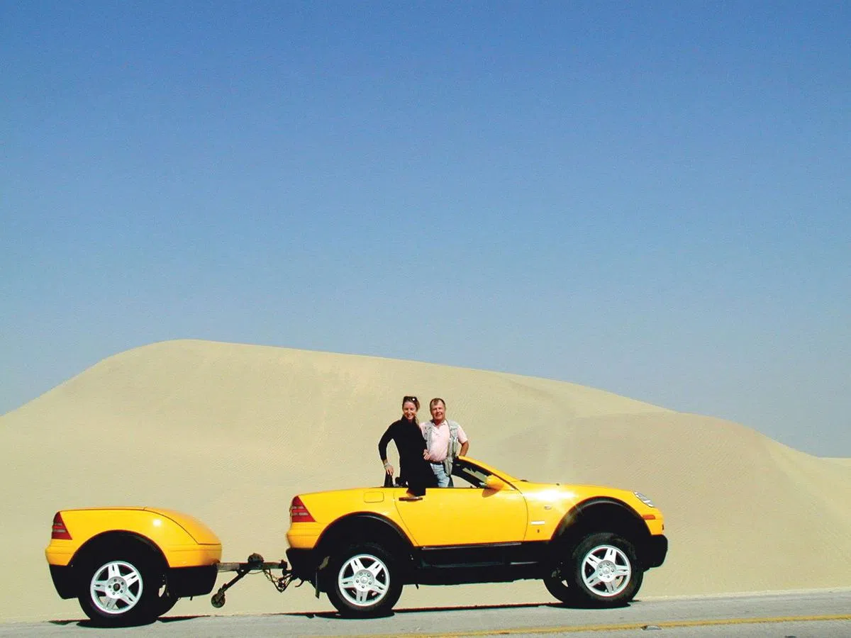  二人驾驶黄色马赛地环游世界。（互联网图） 