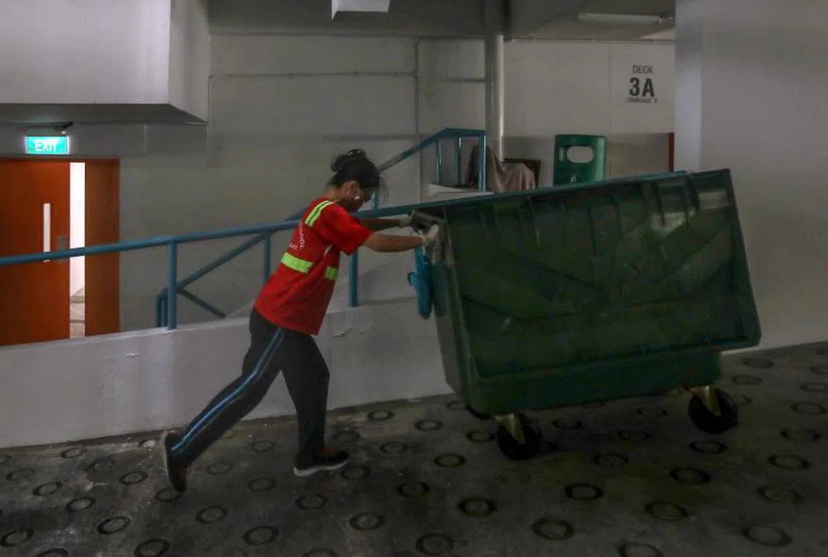  Susan阿姨来回推着笨重的垃圾槽上下五楼。（海峡时报） 