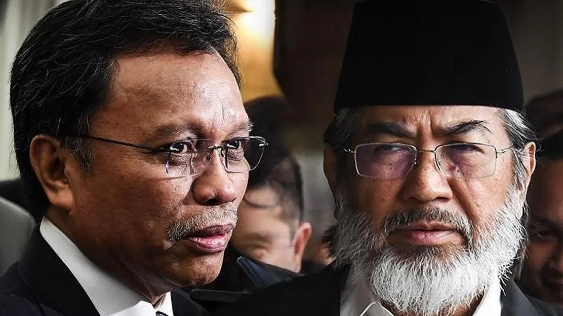 原任沙巴首长莎菲益（左）与前沙巴首长慕沙阿曼（右）。（当今大马）