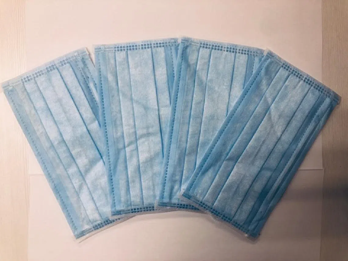 红蚂蚁冒着浪费四片“黄金”口罩的危险，拍了这张照片。（红蚂蚁拍摄）