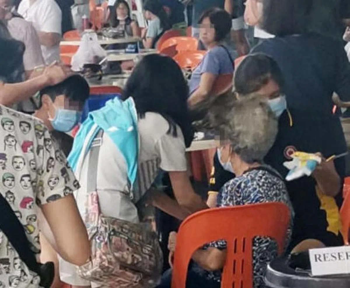  20岁的男伤者（左）被扇叶击中头部，阿嫲（右）则被扇叶割伤双手。（联合晚报） 