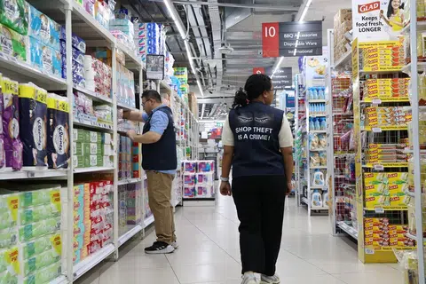 从2025年起，部分平价超市的员工会穿着印有“偷窃是犯罪行为”的信息的背心在店内工作，以增强阻吓作用。