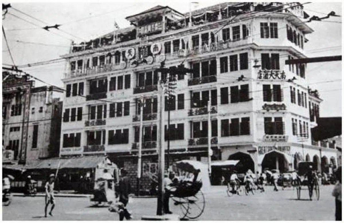  位于珍珠巴刹附近的南天夜总会，就是今天牛车水一带裕华国货的大楼。（联合晚报） 