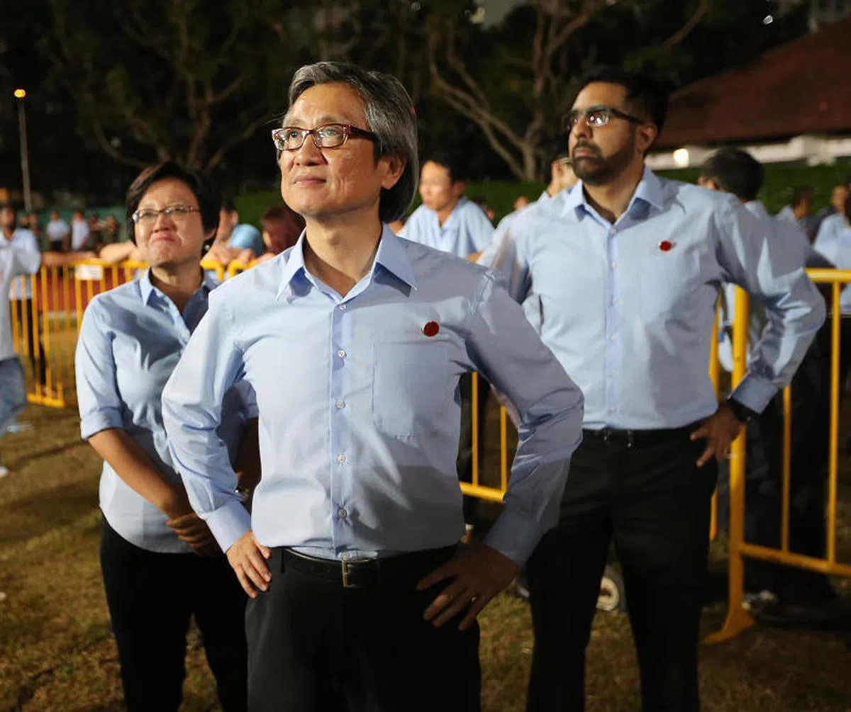  2015年大选，工人党候选人陈硕茂（中）林瑞莲（左）和毕丹星（右）在后港体育场工人党集合中心等待成绩公布。（新报） 