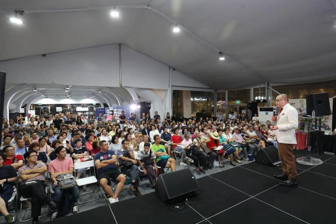 新加坡书展5月30日拉开帷幕，第一天请来作家梁文道讲《香港往事——在身份认同政治以外》。在提问时间，有观众问梁文道对新加坡华文有何看法，梁直说新加坡华文教育最大的问题在于把华文当成工具。（联合早报）