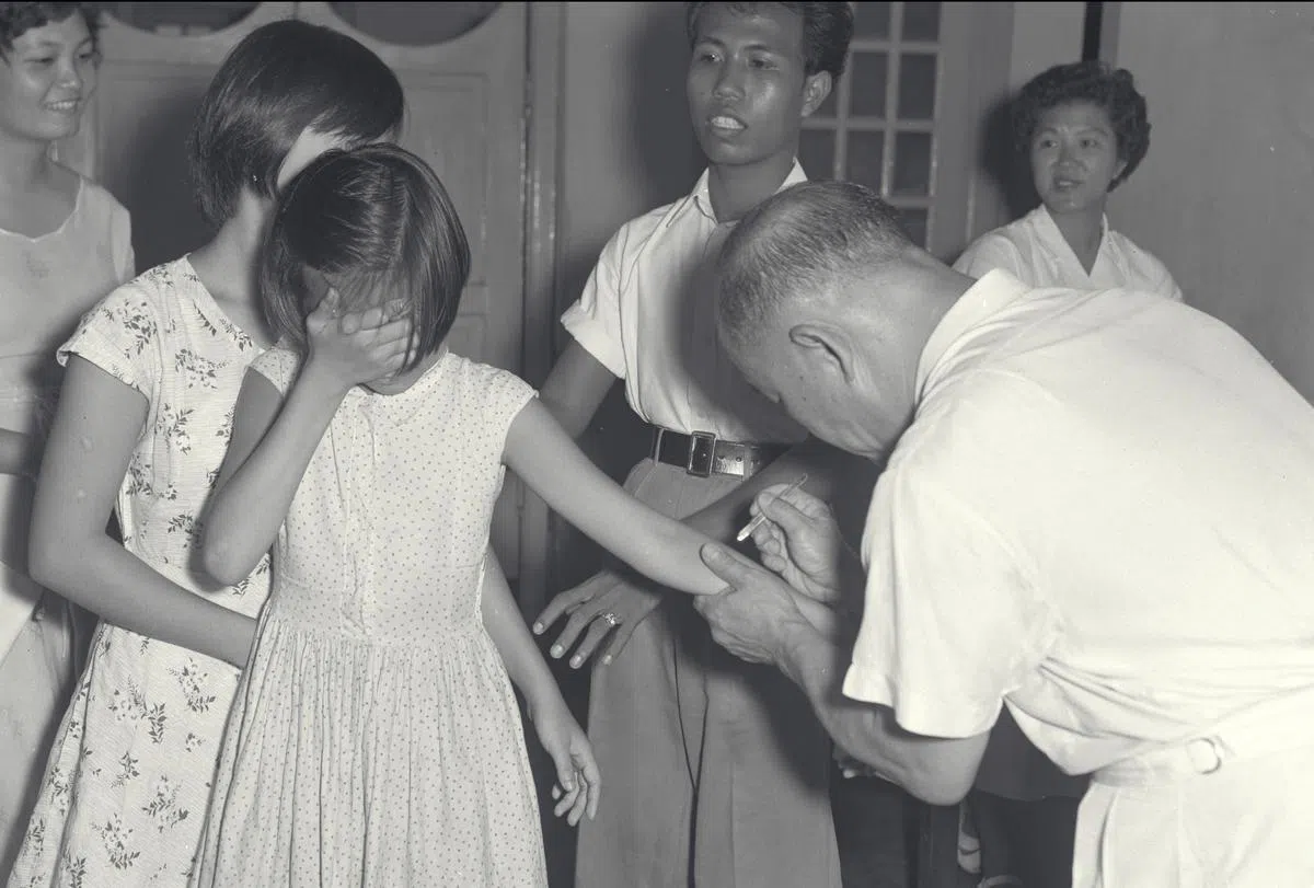 1959年，新加坡为国人接种天花疫苗。专家称，天花疫苗预防猴痘的有效率达85%。（海峡时报）