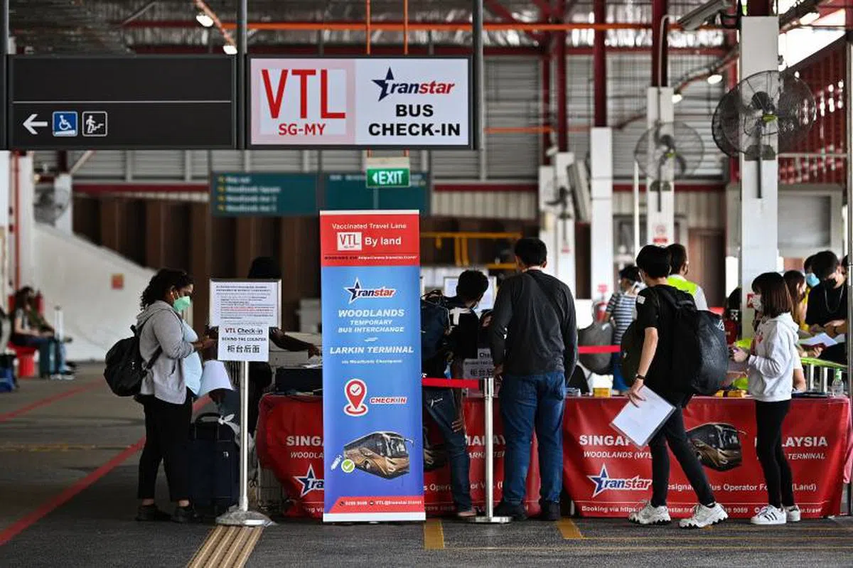 新柔长堤上的VTL疫苗接种者旅游通道的越堤巴士服务。（海峡时报）