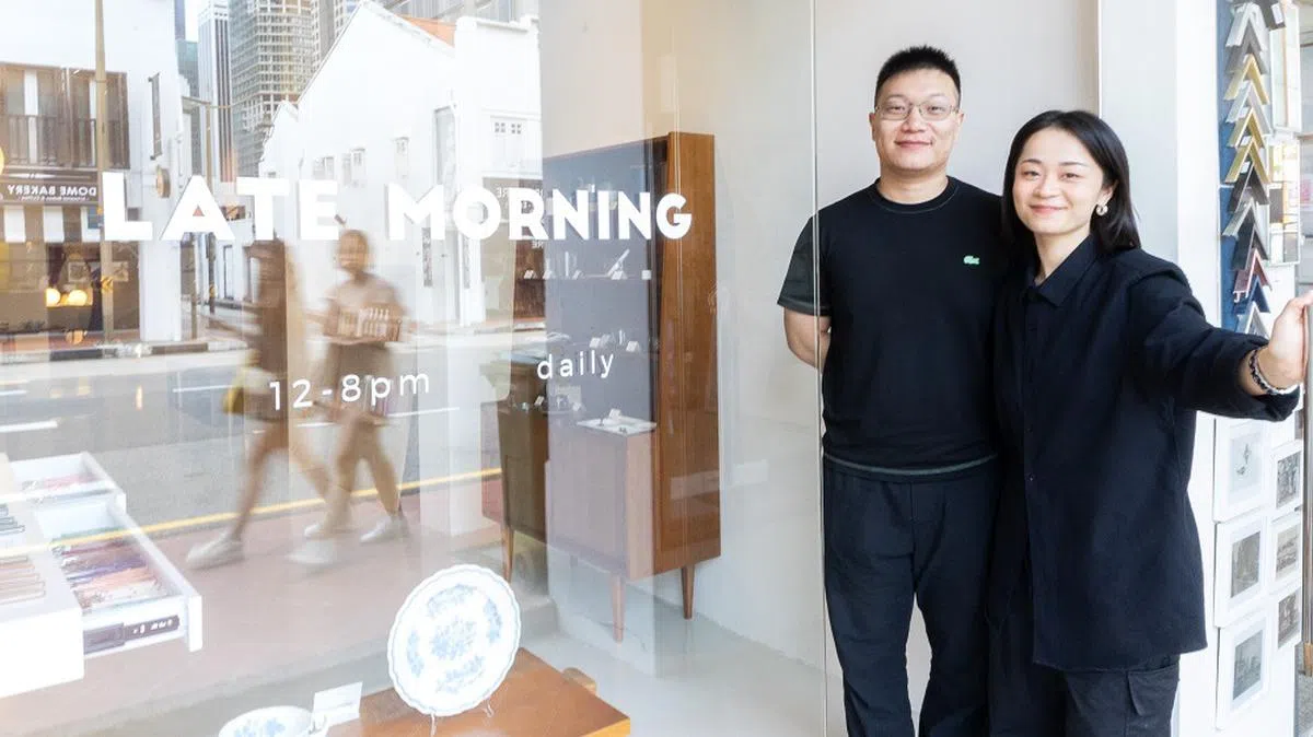 陈思璇（右）与丈夫在牛车水开了一间家居用品店，吸引到许多年轻上班族。（联合早报）