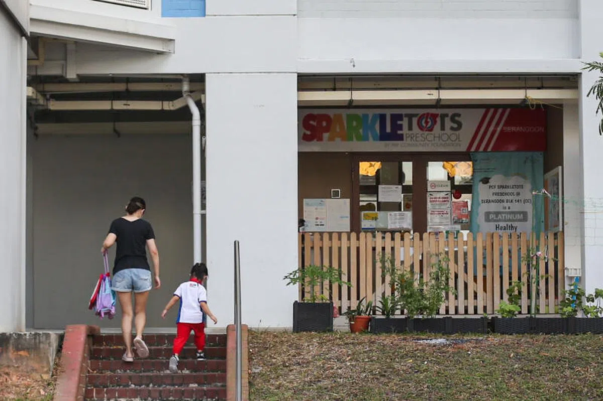 父母或者爷爷奶奶们送孩子去托管中心。（联合早报）