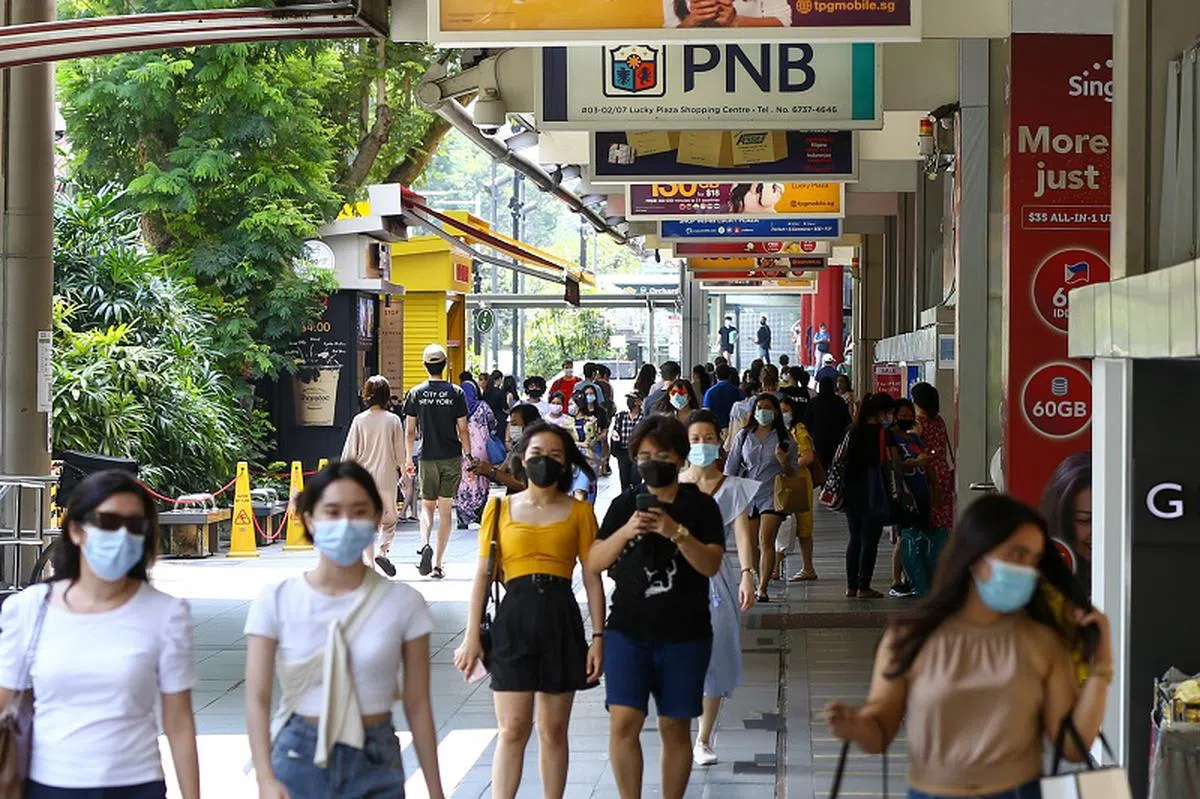 乌节路的人群。（联合晚报）