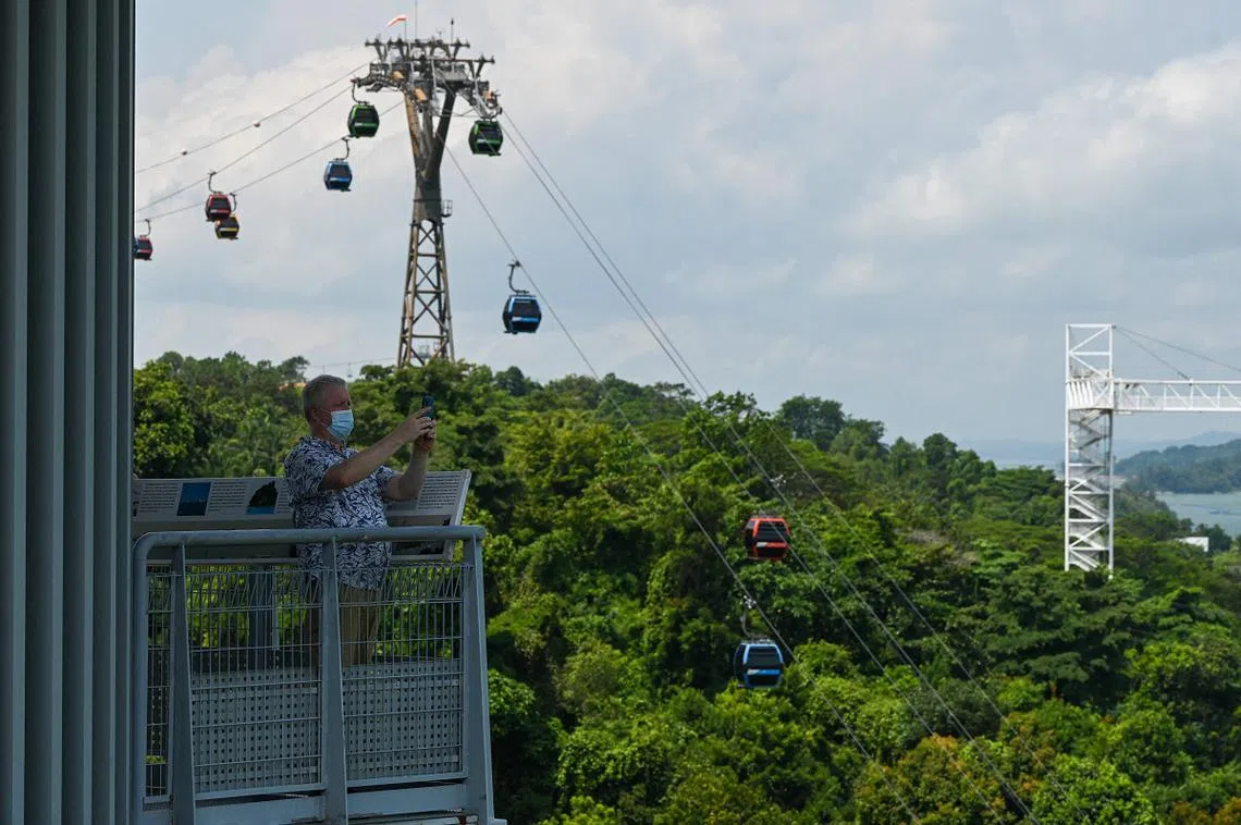 旅客在圣淘沙西乐索炮台天桥上拍照留念。（法新社）
