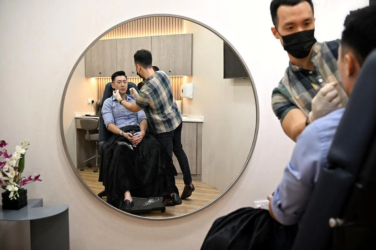 Nathan Lee去做医美疗程，竟是妻子出的主意。（海峡时报）