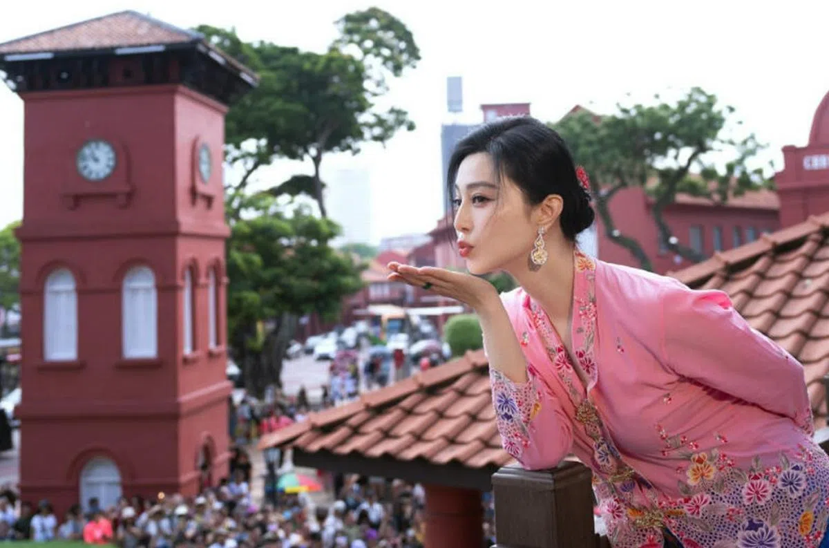 在马六甲最著名的荷兰红屋献上“飞吻”。（范冰冰脸书）