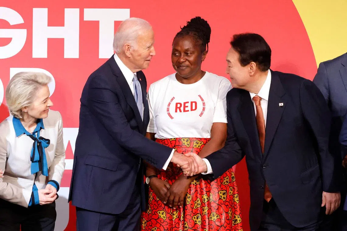 尹锡悦（右）在和拜登（左）会面后，一段疑似爆粗辱骂美国国会的私下谈话引发轩然大波。（法新社）