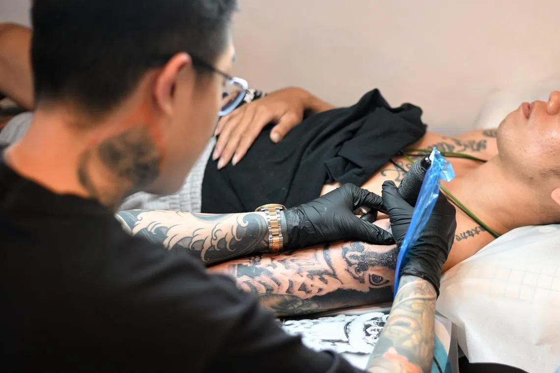 许多新加坡年轻人不介意忍受皮肉之痛，把皮肤当作画布，只为记录一份感情、一段回忆。（海峡时报）