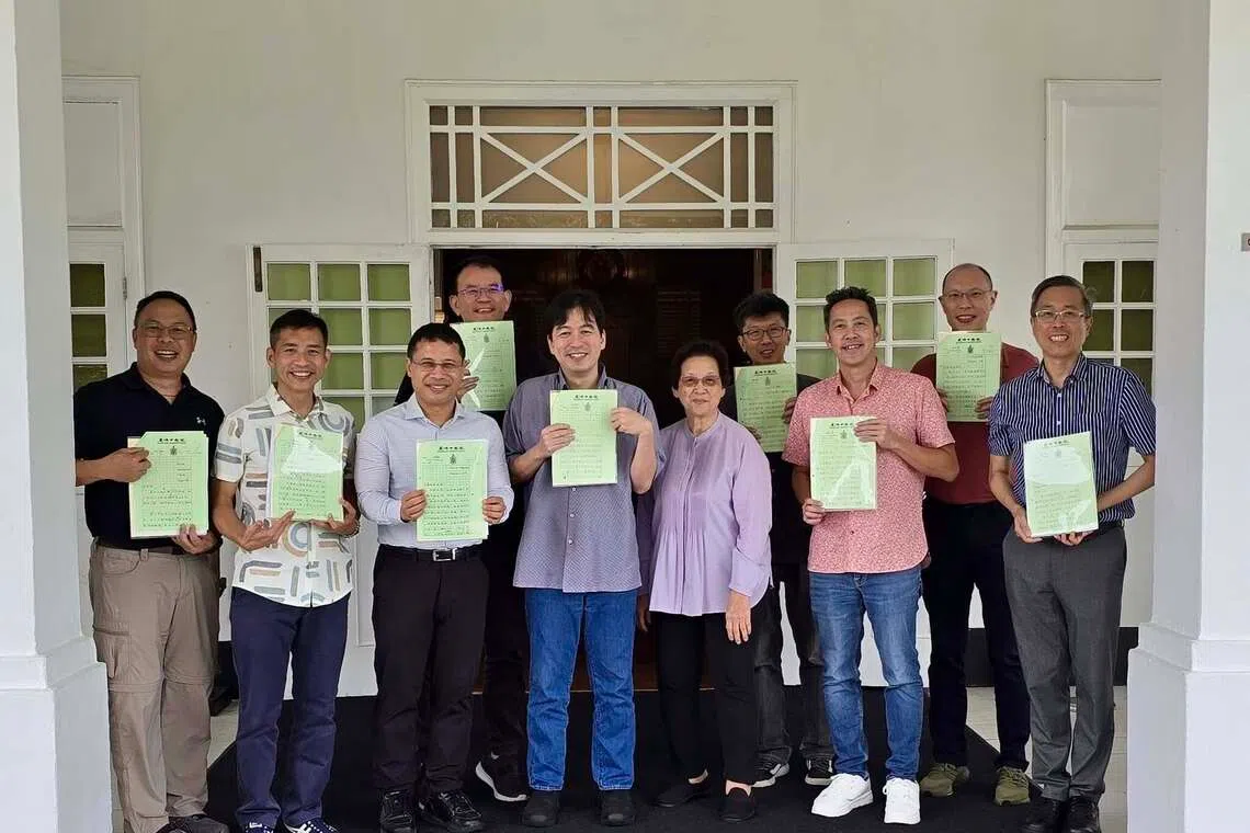 李智陞（前排左三）和同学们都收到郑老师(前排右三）收藏了33年的信件。