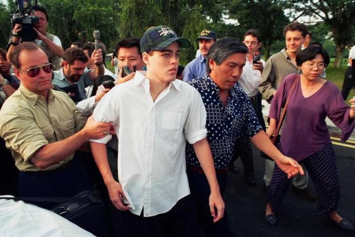  美国青年迈克菲，被父亲乔治菲（ George Fay ）（左）带领出狱。（海峡时报） 