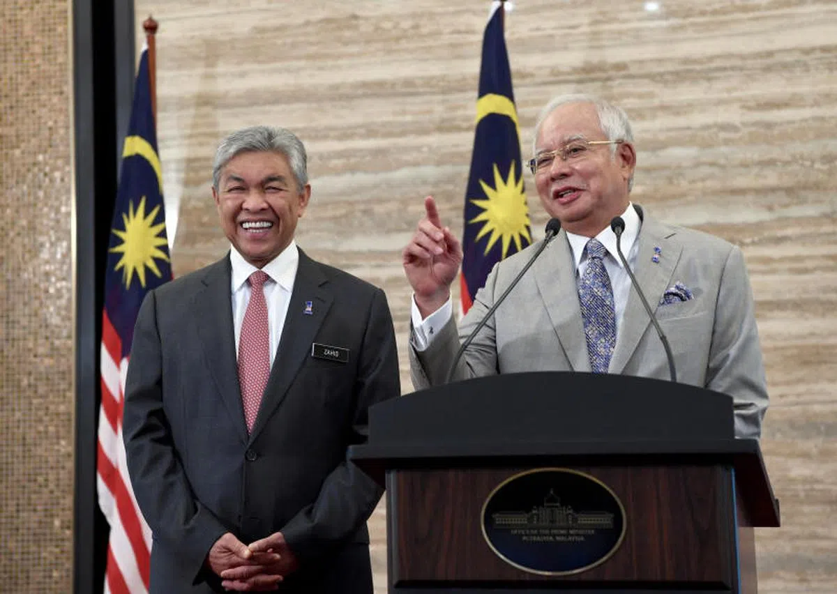 巫统两位前正副首相纳吉（右）和阿末扎希（左）的贪污官司在本届柔佛州选再度成为热门议题。（马新社）