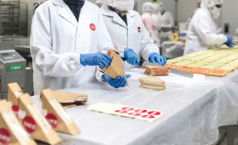 本地学府开始与不同的供应商合作，由它们为学生准备包装好的食物，再派送到学校。（新翔集团网站截图）