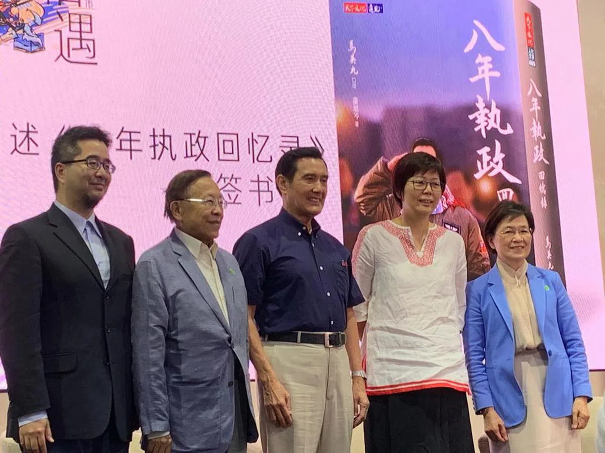  左起：作者萧旭岑，远见·天下文化事业群的创办人高希均教授，台湾前总统马英九、报业控股华文媒体集团社长李慧玲、出版社发行人王力行。（沈泽玮摄） 