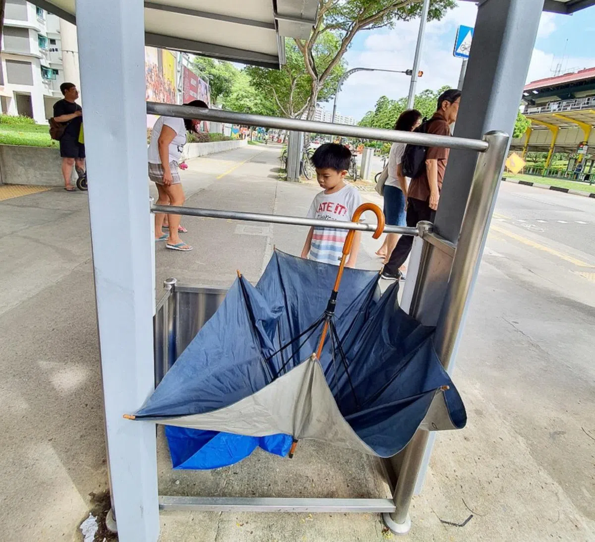 伞都坏了，你还好意思放回去？（联合早报）