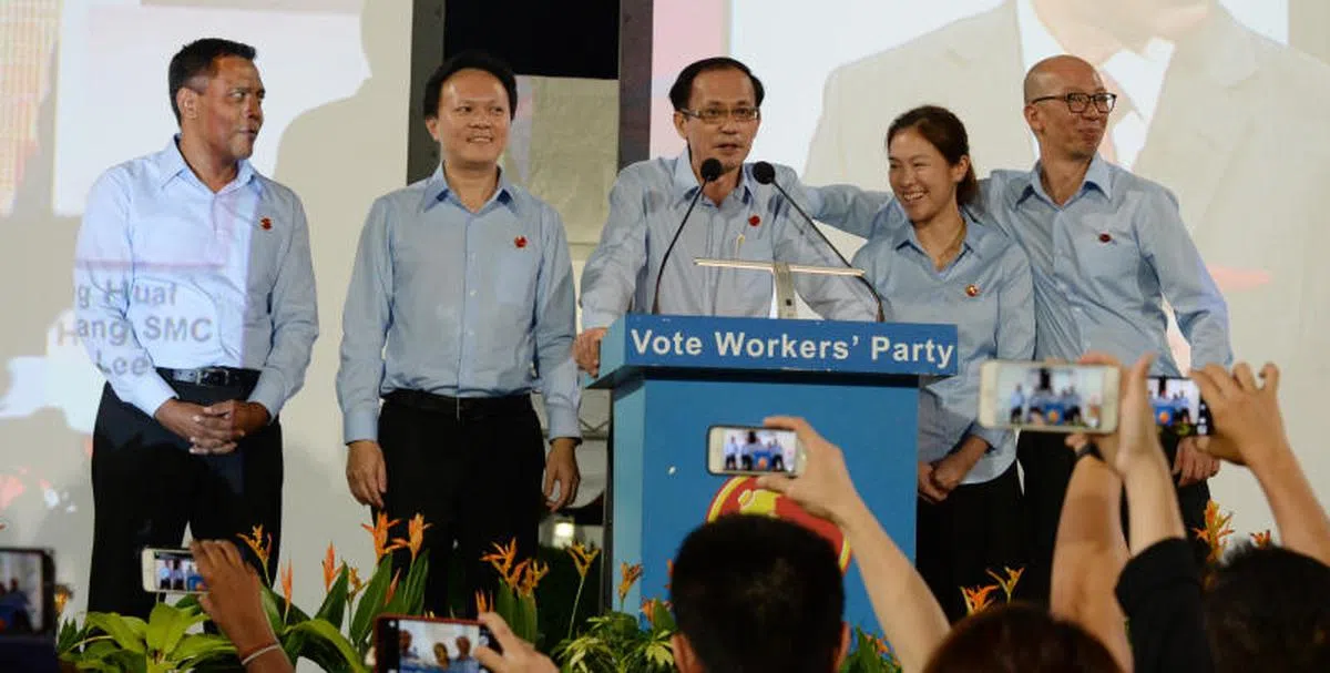  2015年大选成绩揭晓，工人党的马林百列集选区团队以35.93%得票率落败。何廷儒（右二）及陈励正（右一）等人上台感谢支持者。（联合晚报） 