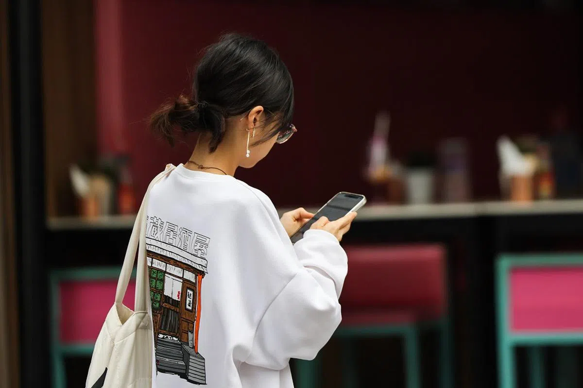 反对立法禁止青少年和孩童使用社媒的人士认为，确保他们正确使用社媒才是解决问题的方式。（海峡时报）