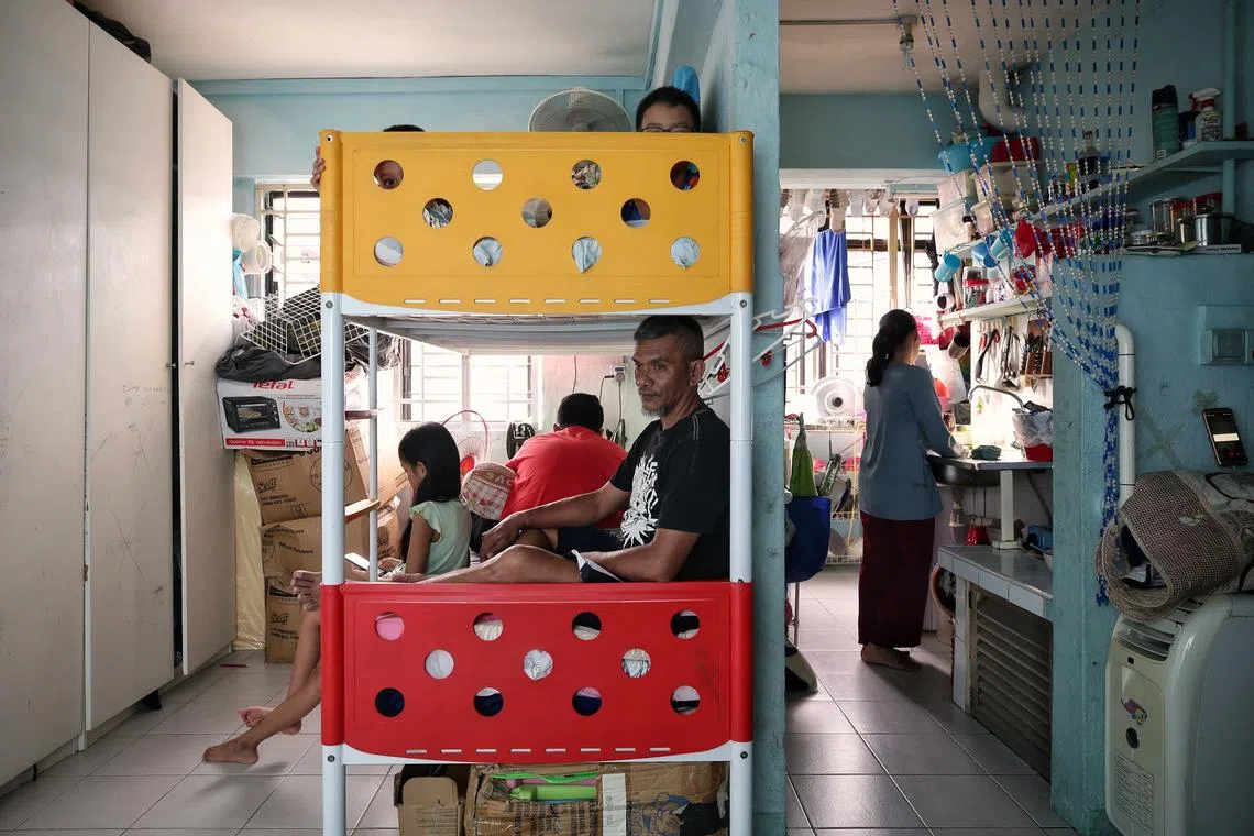 亚当一家六口在疫情暴发和阻断措施实施后，陷入手停口停的困境。（海峡时报）