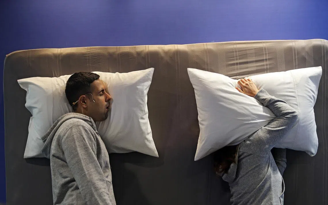 饱受伴侣打呼噜的折磨。（联合早报）