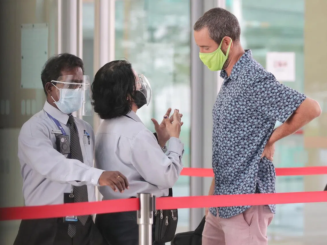  洋汉本杰明7月2日抵达国家法院时，在保安的要求下才肯戴上口罩。（海峡时报）