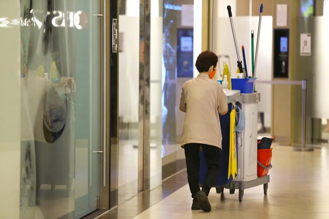 我国政府已同意从2023年起，分六年逐步调高本地清洁工的月薪。（联合早报）