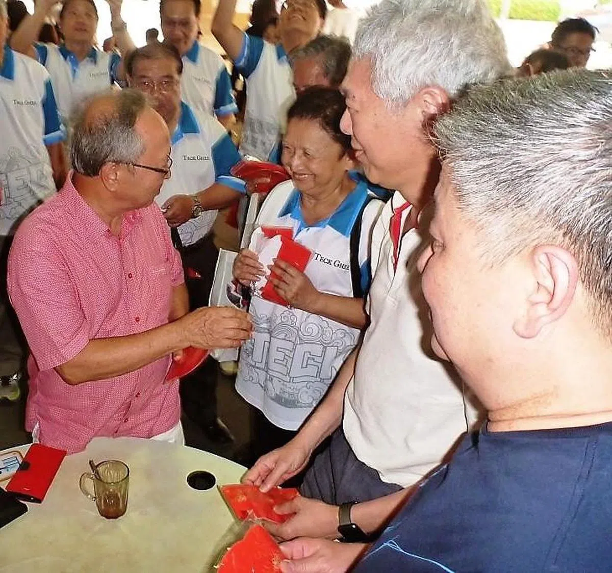  陈清木（左一）和李显扬（右二）在李显龙领军的集选区宏茂桥走基层。（陈清木面簿） 