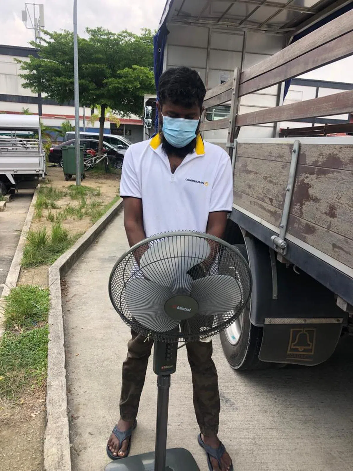  （ItsRainingRaincoats面簿） 