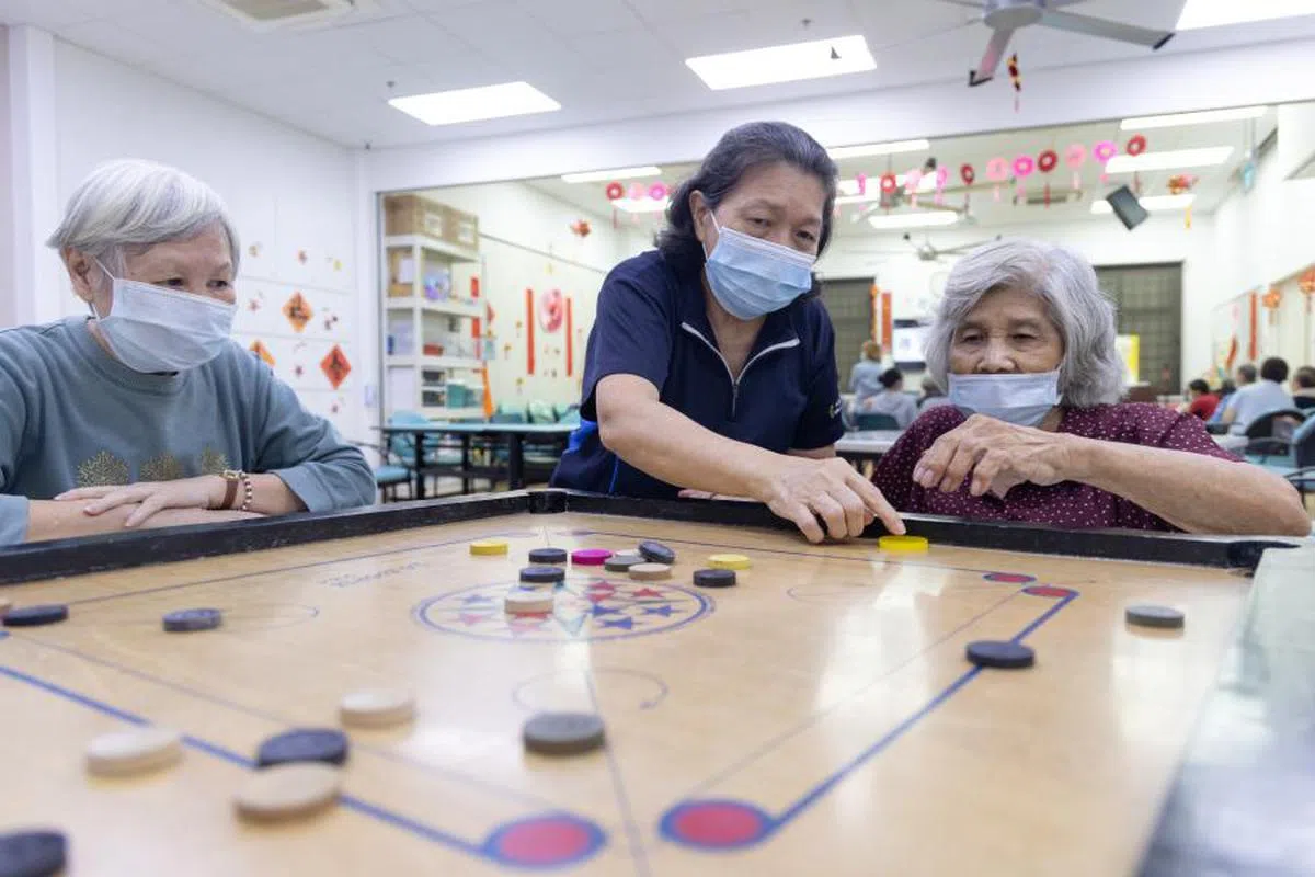 部分国人选择在已届退休年龄后继续工作。（联合早报）