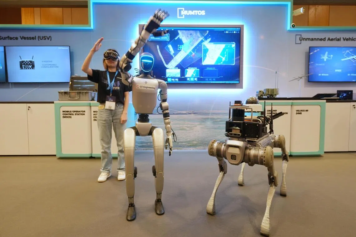 尚达曼总统说，科技是增强新加坡经济韧性的关键。除了能提升效率的人工智能，气候变化相关的减碳和海岸防护技术，也将帮助我国应对生存挑战。图为新科工程日前在年度科技创新大会上，展示具备人工智能的“人机协作操作系统”。