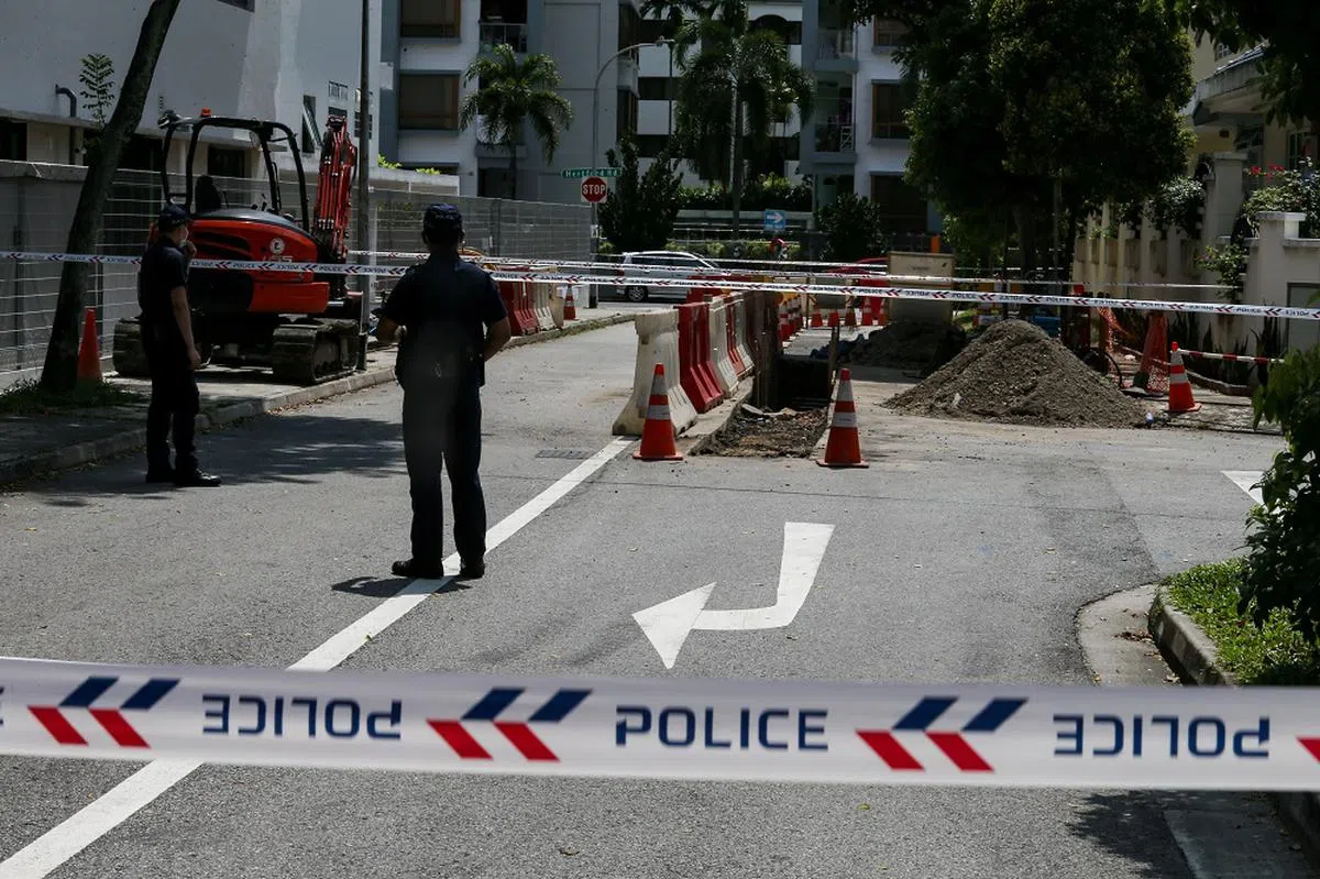 2021年，一群工人在布里斯托路更换地下电缆时，挖出一枚10公斤的二战炸弹。警方立即封锁路段，并紧急疏散两旁的洋房居民。（联合早报）