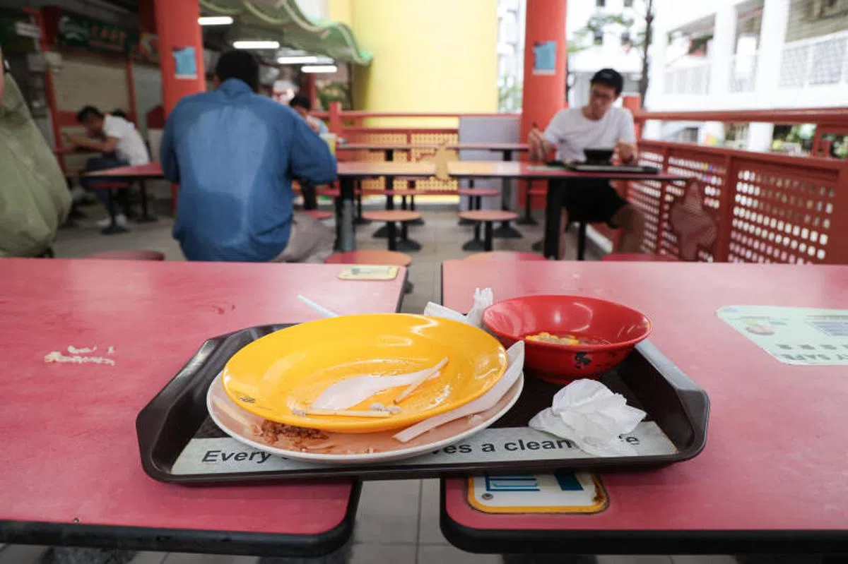 2023年6月1日是归还托盘条例加强执法行动首日，公众用餐后不归还托盘餐将面临更严厉处分。（联合早报）