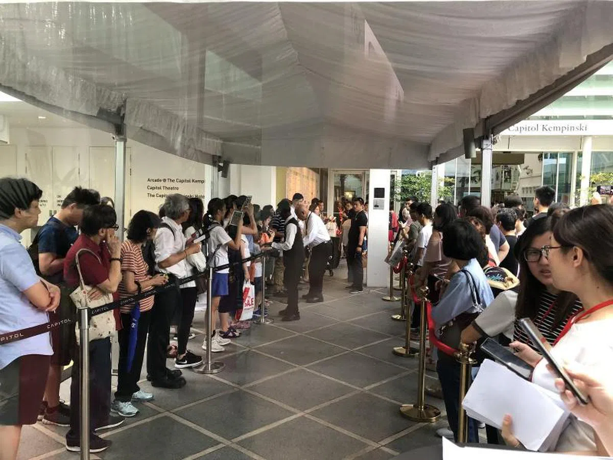  挤不进会场的人就灵机一动列队欢迎，争睹马英九风采。（张丽苹摄） 