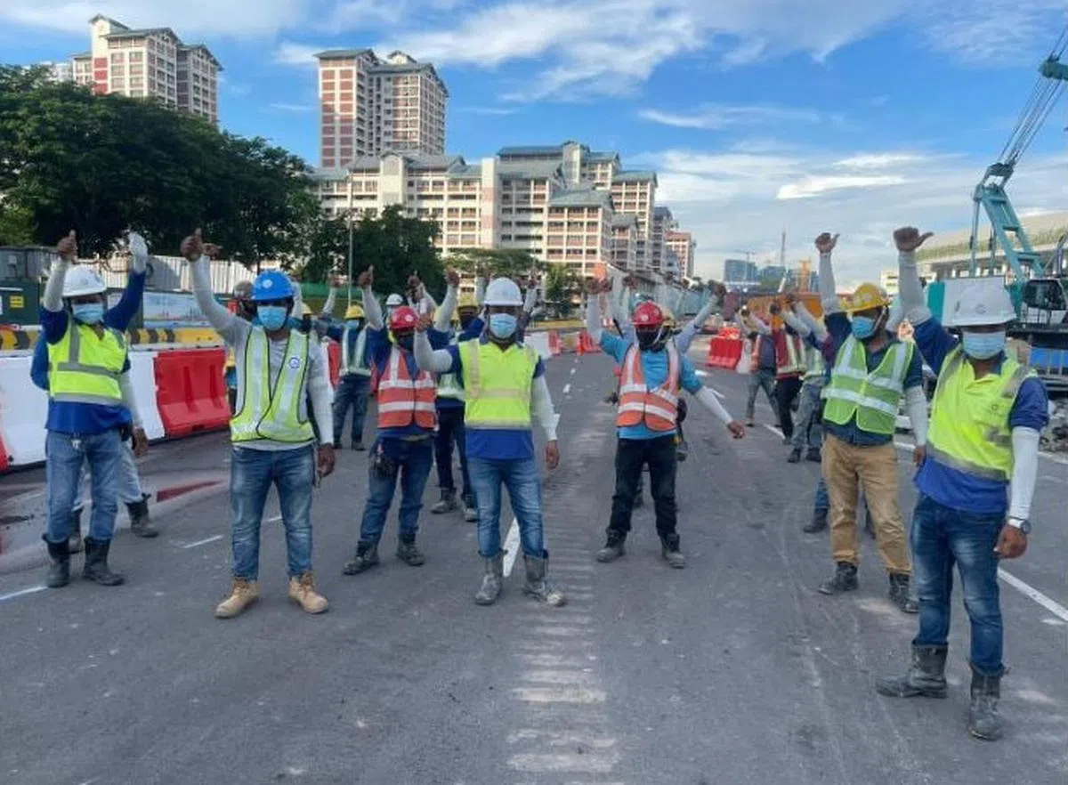  收到防晒袖套的客工们开心地穿戴展示。（ItsRainingRaincoats面簿） 