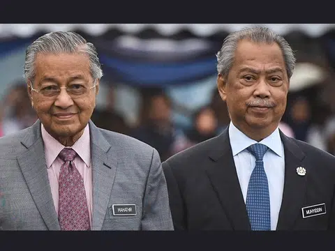 马国前首相马哈迪（左）与现任首相慕尤丁（右）。（当今大马）
