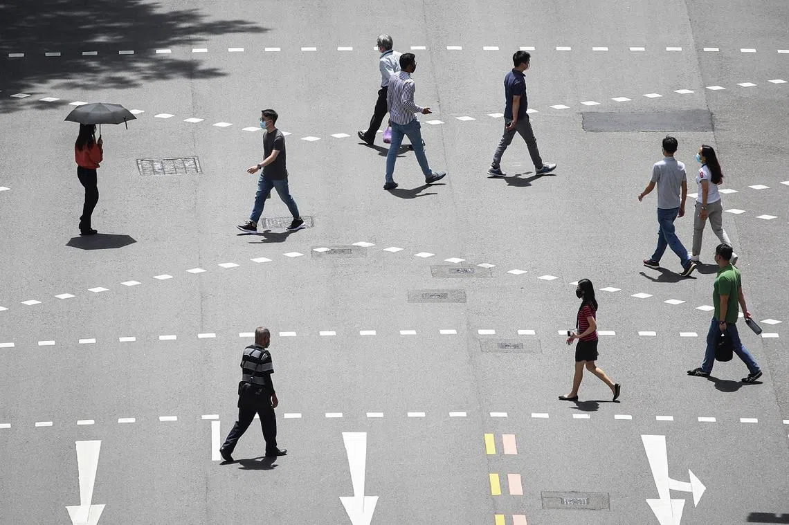 调查显示，新加坡员工在外头转了一圈后，不介意重新投入前雇主的“怀抱”。（联合早报）