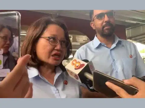 工人党缺席首场全国华语电视辩论引发公众争议，党秘书长毕丹星和主席林瑞莲今早亲上火线道歉，解释参与辩论直播需拥有更高华语水平的人才。（早报视频截图）